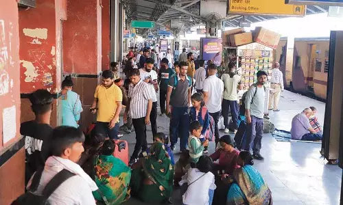 Jalandhar: किसान यूनियनों द्वारा रेल पटरियों को अवरुद्ध करने से यात्री परेशान