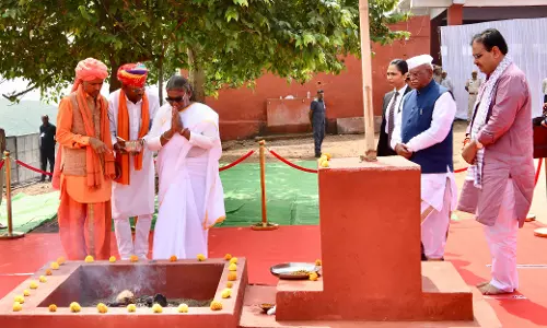 Jaipur: राज्यपाल ने राष्ट्रपति के साथ मानगढ़ धाम में धूनी दर्शन कर शहीदों को नमन किया Jaipur: राज्यपाल ने राष्ट्रपति के साथ मानगढ़ धाम में धूनी दर्शन कर शहीदों को नमन किया