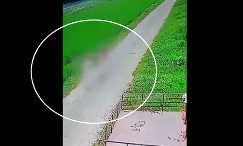 इतनी हिम्मत...सड़क पर छात्राओं के साथ बाइक सवार युवकों ने की छेड़खानी, वीडियो वायरल होने से मचा हड़कंप इतनी हिम्मत...सड़क पर छात्राओं के साथ बाइक सवार युवकों ने की छेड़खानी, वीडियो वायरल होने से मचा हड़कंप