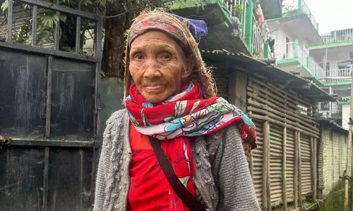 Nagaland: 77 वर्षीय महिला अपने रोज़मर्रा के जीवन के संघर्ष को जारी Nagaland: 77 वर्षीय महिला अपने रोज़मर्रा के जीवन के संघर्ष को जारी