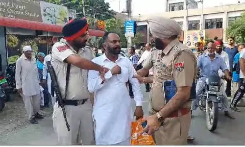 Phillaur में हथियार लहराने और यातायात बाधित करने के आरोप में व्यक्ति गिरफ्तार Phillaur में हथियार लहराने और यातायात बाधित करने के आरोप में व्यक्ति गिरफ्तार