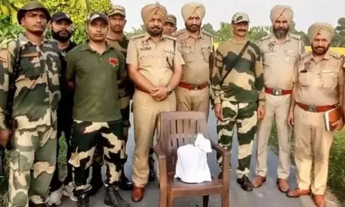 BSF, पंजाब पुलिस ने 550 ग्राम हेरोइन से भरा पैकेट जब्त किया BSF, पंजाब पुलिस ने 550 ग्राम हेरोइन से भरा पैकेट जब्त किया