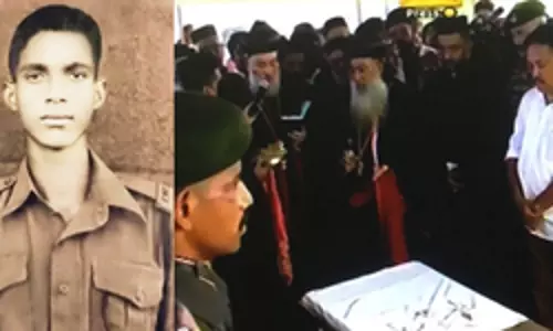Kerala: 56 साल पहले शहीद हुए सैनिक को अंतिम विदाई देने के लिए हजारों लोग उमड़े Kerala: 56 साल पहले शहीद हुए सैनिक को अंतिम विदाई देने के लिए हजारों लोग उमड़े