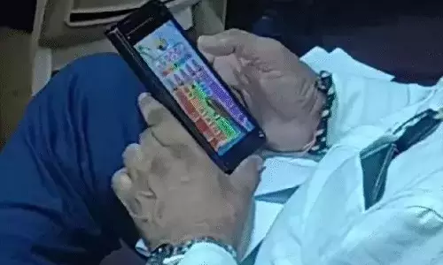रायपुर: कैंडी क्रश खेलने में लीन थे निगम अधिकारी, मिली फटकार रायपुर: कैंडी क्रश खेलने में लीन थे निगम अधिकारी, मिली फटकार