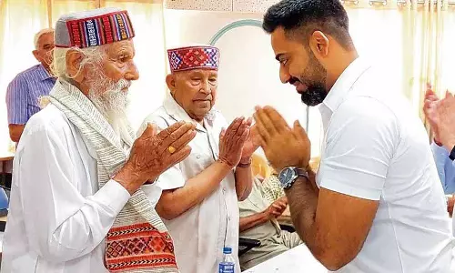 Una DC ने अधिकारियों से वरिष्ठ नागरिकों को सम्मान और प्राथमिकता देने को कहा