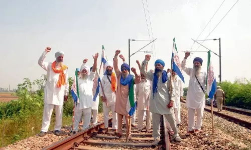 Amritsar: किसानों के ‘रेल रोको’ प्रदर्शन से यात्री परेशान Amritsar: किसानों के ‘रेल रोको’ प्रदर्शन से यात्री परेशान