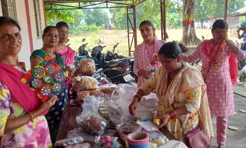 गोबर से बन रहा सजावटी समान