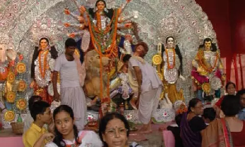 Kolkata दुर्गा पूजा आयोजक ने आरजी कर पीड़िता के दर्द को दर्शाती मूर्ति का अनावरण किया