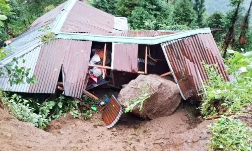 Sikkim :  पहाड़ी इलाकों में भूस्खलन से एक व्यक्ति की मौत, सड़कें बाधित