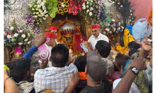 J&K में सैकड़ों श्रद्धालुओं ने माता दुर्गा के मंदिरों में दर्शन किए J&K में सैकड़ों श्रद्धालुओं ने माता दुर्गा के मंदिरों में दर्शन किए