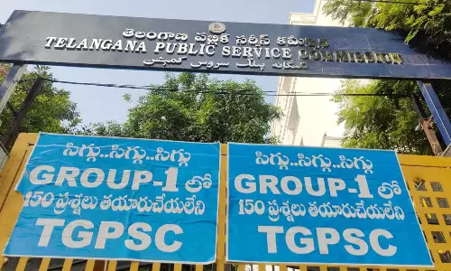 TGPSC कार्यालय: प्रश्न पत्रों की आलोचना करने वाले पोस्टर से क्षतिग्रस्त TGPSC कार्यालय: प्रश्न पत्रों की आलोचना करने वाले पोस्टर से क्षतिग्रस्त