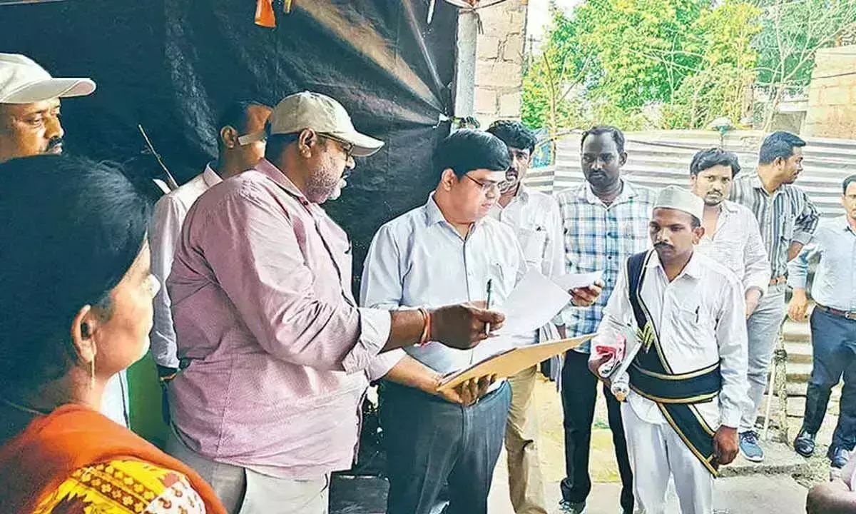 Telangana: विशेष अधिकारी ने डिजिटल कार्ड सर्वेक्षण की जांच की Telangana: विशेष अधिकारी ने डिजिटल कार्ड सर्वेक्षण की जांच की