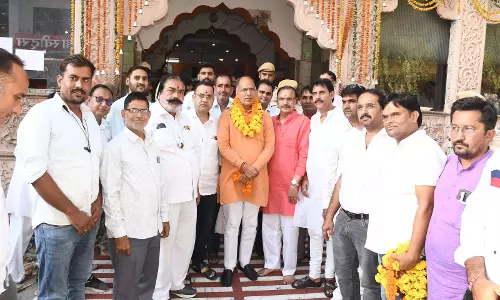 Jaipur: जन स्वास्थ्य अभियांत्रिकी मंत्री ने सालासर बालाजी मंदिर में की दर्शन Jaipur: जन स्वास्थ्य अभियांत्रिकी मंत्री ने सालासर बालाजी मंदिर में की दर्शन