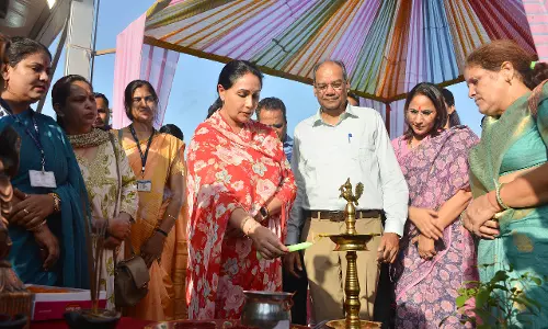 Jaipur: उपमुख्यमंत्री ने की खरीददारी कर यूपीआई ऑनलाइन भुगतान किया Jaipur: उपमुख्यमंत्री ने की खरीददारी कर यूपीआई ऑनलाइन भुगतान किया