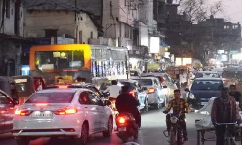 रायपुर के आमापारा इलाके में यातायात ठप, ट्रैफिक जाम से लोग हुए परेशान