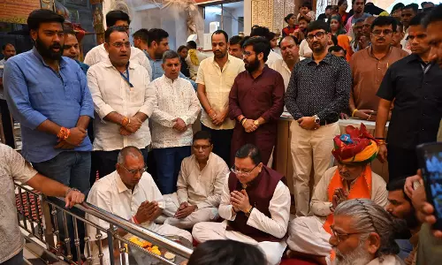 Churu: उत्तराखंड के मुख्यमंत्री पुष्कर सिंह धामी ने सालासर बालाजी मंदिर में दर्शन कर पूजा अर्चना की