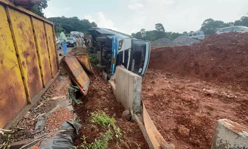 KTCL की बस चिम्बेल जंक्शन पर पलटी, 3 घायल KTCL की बस चिम्बेल जंक्शन पर पलटी, 3 घायल