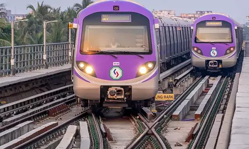Kolkata मेट्रो सेवा दक्षिणेश्वर, दमदम स्टेशनों के बीच एक घंटे से अधिक समय तक बाधित रही Kolkata मेट्रो सेवा दक्षिणेश्वर, दमदम स्टेशनों के बीच एक घंटे से अधिक समय तक बाधित रही