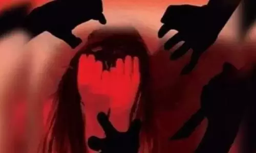 Dehradun: 19 वर्षीय लड़की के साथ कथित बलात्कार, इलाके में तनाव Dehradun: 19 वर्षीय लड़की के साथ कथित बलात्कार, इलाके में तनाव