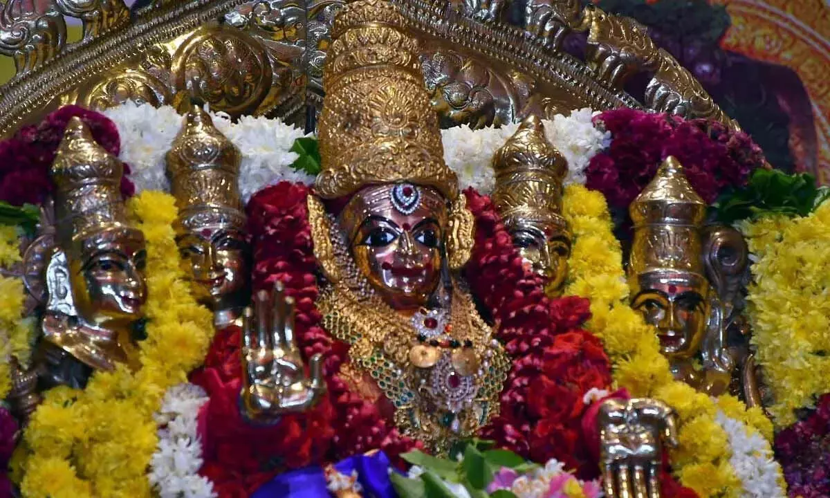 Andhra: हजारों श्रद्धालुओं ने किए गायत्री देवी के दर्शन