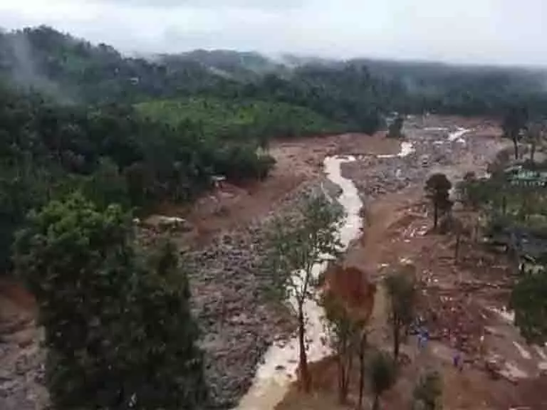 Wayanad landslide relief : केरल उच्च न्यायालय ने फंड जारी करने में देरी के लिए केंद्र से जवाब मांगा