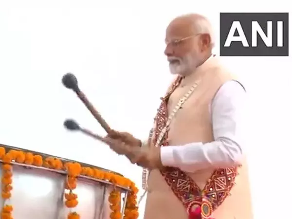 महाराष्ट्र पहुंचे PM Modi, ढोल बजाने की कोशिश की, जगदंबा मां मंदिर में प्रार्थना की