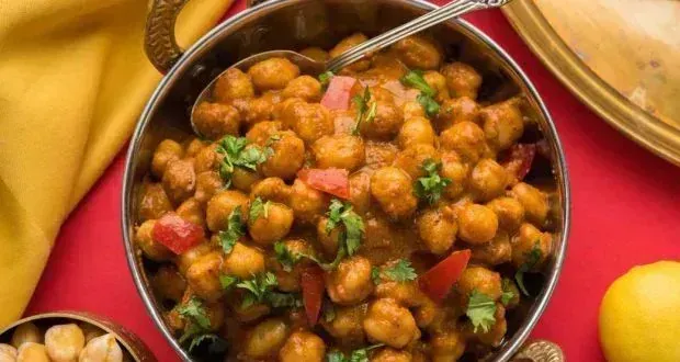 Chana curry: इस नवरात्रि आप भी घर पर बनाएं चना करी