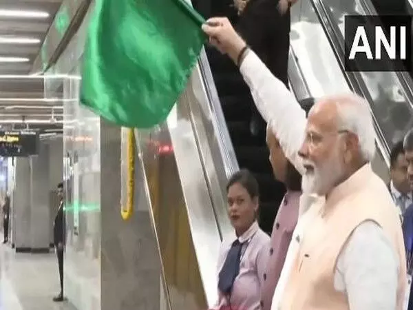 PM Modi ने मुंबई मेट्रो लाइन-3 के BKC से आरे JVLR सेक्शन के बीच मेट्रो ट्रेन को दिखाई हरी झंडी