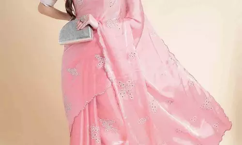 Floral Saree Designs:इस नवरात्रि खूबसूरत लुक के लिए इन फ्लोरल प्रिंट साड़ियों को स्टाइल करें