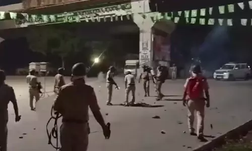 थाने में पथराव की घटना से 10 पुलिसकर्मी घायल, विवादित बयान को लेकर हो रहा बवाल