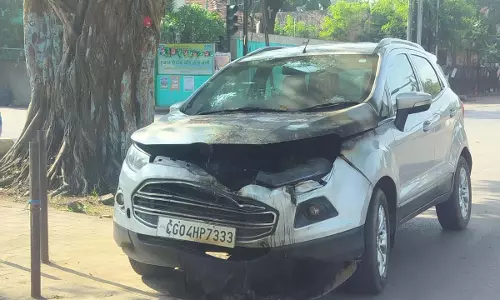 रायपुर: कार के इंजन में लगी आग