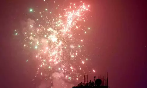 TG: पुलिस ने गोदाम पर छापा मारकर 15 लाख रुपये के पटाखे जब्त किए