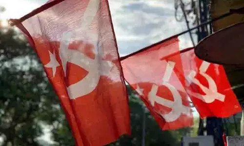 Kerala : सीपीएम ने सीएम पिनाराई विजयन पर भरोसा जताया, कहा कि पीआर विवाद खत्म हो गया Kerala : सीपीएम ने सीएम पिनाराई विजयन पर भरोसा जताया, कहा कि पीआर विवाद खत्म हो गया