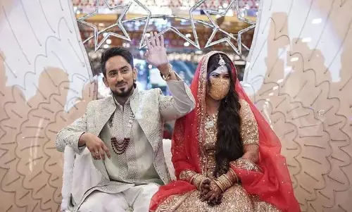 Adnan Sheikh अपनी पत्नी आयशा उर्फ रिद्धि का चेहरा क्यों ढक रहे? Adnan Sheikh अपनी पत्नी आयशा उर्फ रिद्धि का चेहरा क्यों ढक रहे?