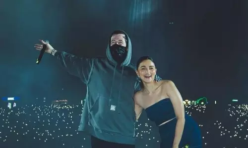 Alia Bhatt ने ग्रैमी विजेता डीजे एलन वॉकर के साथ स्टेज पर शिरकत की
