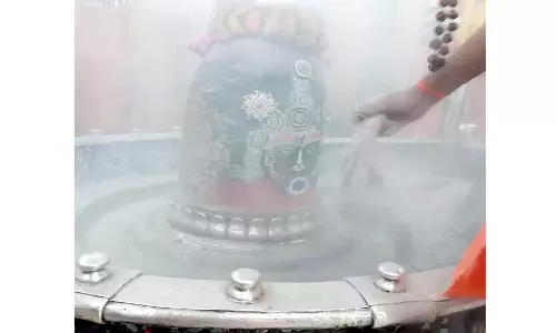 Ujjain: भस्म आरती में सूर्य और चंद्रमा के साथ सजे  महाकाल