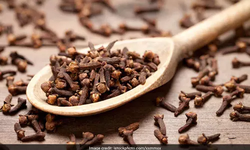 लौंग पेट और दांतों की समस्याओं से बचाती