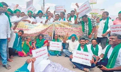 Telangana: रैयतों ने धान की सभी किस्मों के लिए 500 रुपये बोनस की मांग की Telangana: रैयतों ने धान की सभी किस्मों के लिए 500 रुपये बोनस की मांग की