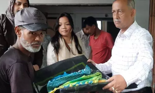 Siliguri के मेयर गौतम देब ने चमकडांगी पीड़ितों को बाढ़ राहत सामग्री वितरित की