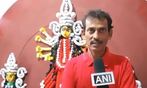 Assam : धुबरी के कारीगर प्रदीप कुमार घोष ने कचरे से बनाई दुर्गा प्रतिमा Assam : धुबरी के कारीगर प्रदीप कुमार घोष ने कचरे से बनाई दुर्गा प्रतिमा