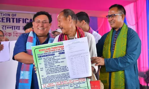 Assam : बीटीसी प्रमुख प्रमोद बोरो ने चिरांग जिले में लाभार्थियों को भूमि पट्टे वितरित किए