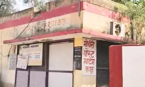सब इंस्पेक्टर की ट्रेन की चपेट में आने से मौत, मचा हड़कंप सब इंस्पेक्टर की ट्रेन की चपेट में आने से मौत, मचा हड़कंप