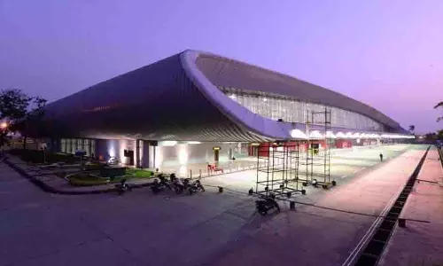 Gujarat : वडोदरा एयरपोर्ट को बम से उड़ाने की मिली धमकी, दौड़ी पुलिस एजेंसियां Gujarat : वडोदरा एयरपोर्ट को बम से उड़ाने की मिली धमकी, दौड़ी पुलिस एजेंसियां