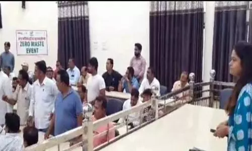 Muzaffarnagar: सफाई नायकों और ईओ में कूडा उठाने को लेकर हुई कहा-सुनी Muzaffarnagar: सफाई नायकों और ईओ में कूडा उठाने को लेकर हुई कहा-सुनी