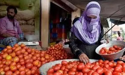 कोयम्बेडु बाजार में टमाटर की कीमतें आसमान छू रही