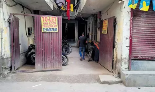 दिल्ली के रंगपुरी में गरीबी के चलते पिता ने चार बेटियों को जहर दे दिया