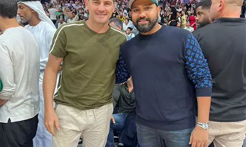 Rohit Sharma ने स्पेन के दिग्गज गोलकीपर इकर कैसिलास से मुलाकात की Rohit Sharma ने स्पेन के दिग्गज गोलकीपर इकर कैसिलास से मुलाकात की
