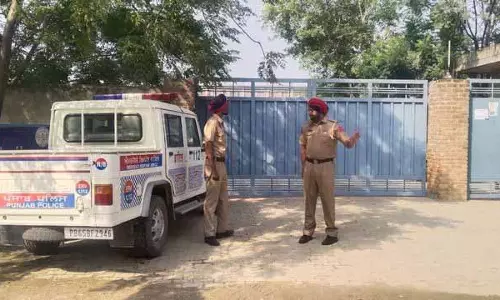 Ludhiana: स्कूल को बम से उड़ाने की धमकी, नाबालिग लड़का हिरासत में Ludhiana: स्कूल को बम से उड़ाने की धमकी, नाबालिग लड़का हिरासत में
