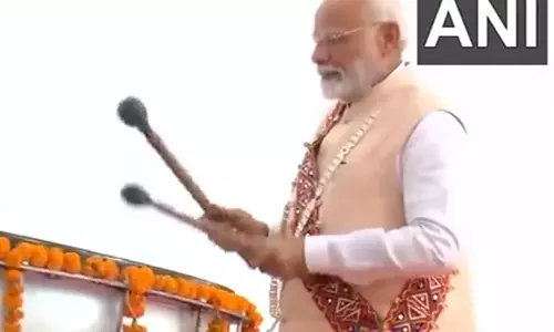 महाराष्ट्र पहुंचे PM Modi, ढोल बजाने की कोशिश की, जगदंबा मां मंदिर में प्रार्थना की