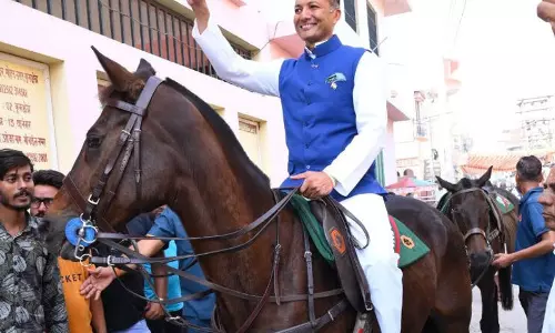 Haryana : भाजपा सांसद नवीन जिंदल घोड़े पर सवार होकर मतदान केंद्र पहुंचे
